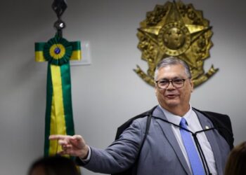 Dino dá recado aos EUA e esclarece decisão sobre medidas estrangeiras