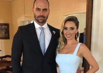 Eduardo Bolsonaro usou conta da esposa para esconder dinheiro, diz PF