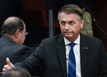 PF acha anotações em carro de Bolsonaro sobre delação de Mauro Cid