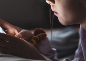 Criança de 11 anos é estuprada por jovem que conheceu pela internet no AM