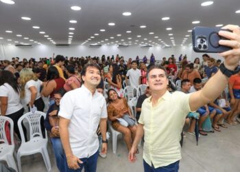 Prefeito David Almeida acompanha entrega de pulseiras do #SouManaus Passo a Paço 2025 e alerta contra venda ilegal