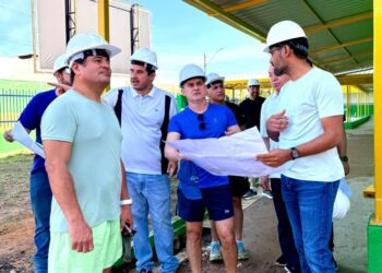 Prefeito David Almeida vistoria reforma da escola municipal Waldir Garcia, referência educacional de Manaus com a 3ª melhor nota do Ideb