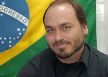 Carlos passa mal e é internado após prisão domiciliar de Bolsonaro