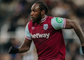 Oito meses após grave acidente, artilheiro é dispensado do West Ham