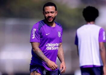 Memphis Depay bate boca com companheiro em treino do Corinthians