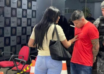 Motoboy é preso com maconha em Manaus e leva tapas da namorada na delegacia