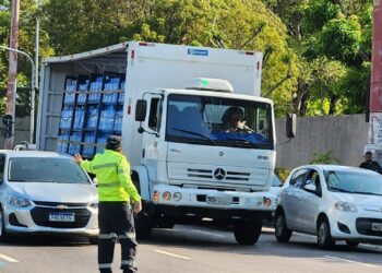 Fiscalização em Manaus aplica 22 autuações a veículos pesados
