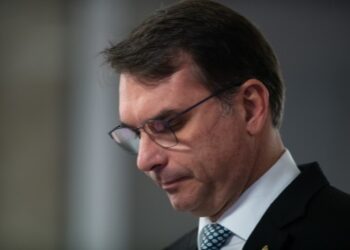 Flávio visita Jair Bolsonaro um dia após condenação no STF