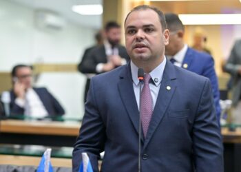 Roberto Cidade propõe aviso eletrônico via celular sobre remoção de veículos em estacionamento irregular