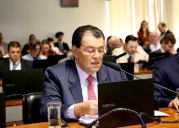 PL relatado por Eduardo Braga garante facilidade para trocar de banco ao receber salário ou aposentadoria