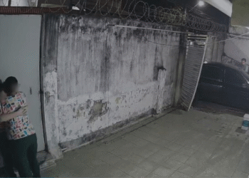 Ladrão invade garagem, faz família refém e rouba carro em Manaus