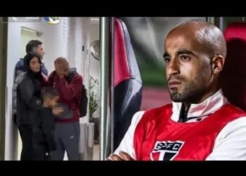 Lucas Moura é flagrado chorando após queda do São Paulo na Libertadores