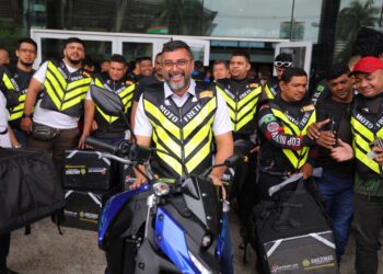 Governador Wilson Lima entrega kits de segurança para motofretistas e lança plataforma de cursos de trânsito EaD