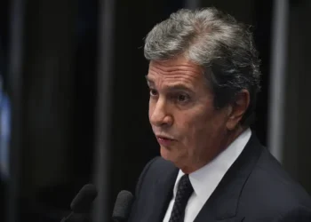 STF dá cinco dias para defesa de Collor explicar desligamento de tornozeleira