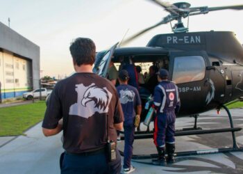 Helicóptero faz resgate de criança e idosa