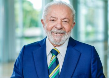 Lula declara que será candidato à reeleição e busca quarto mandato