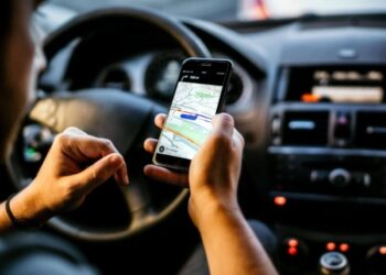 Mulher descobre rastreador em carro e leva ex à delegacia em Manaus