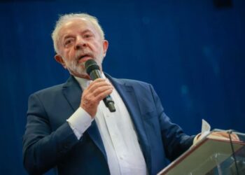 “Ricaços” vão pagar o imposto que merecem no Brasil, diz Lula