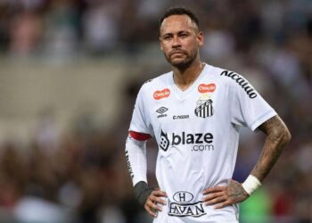 Neymar quer transferência para o futebol italiano, diz jornal espanhol