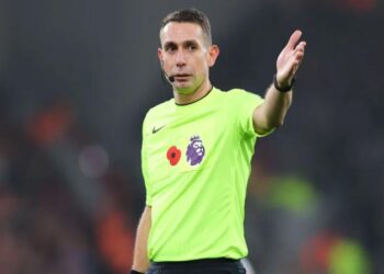 Ex-árbitro da Premier League admite crime de imagem indecente