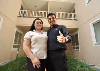 ”É um sonho que conseguimos com o Entrada do Meu Lar”, diz moradora contemplada com o subsídio ao receber as chaves do apartamento