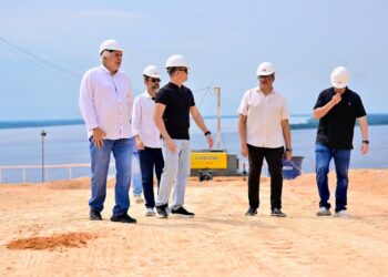 Prefeito David Almeida fiscaliza avanço das obras do parque Encontro das Águas Rosa Almeida