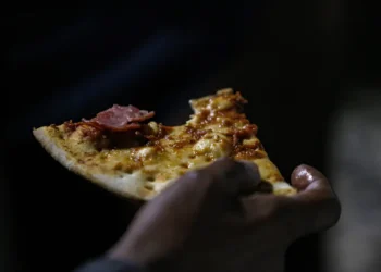 Investigação apura morte de mulher após comer pizza