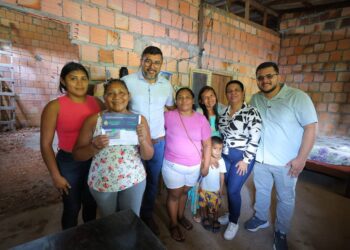 Governador Wilson Lima entrega 700 novos cartões do auxílio estadual para famílias de Nova Olinda do Norte
