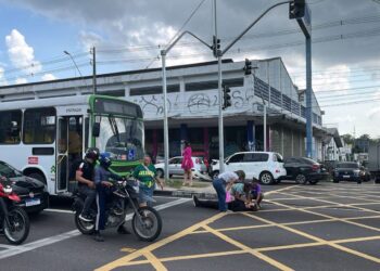 Motorista é atropelado por ônibus em Manaus ao descer de carro após engavetamento