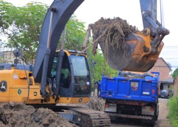 Prefeitura de Manaus realiza serviço de dragagem no bairro Colônia Santo Antônio