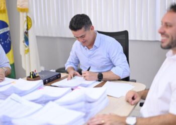 David Almeida garante progressão para quase 10 mil servidores da Educação em Manaus