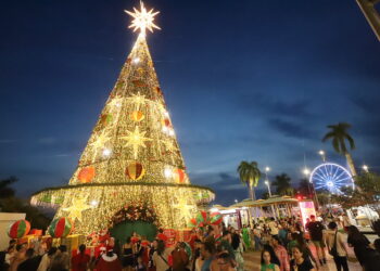 Parada Natalina da prefeitura leva brilho e encanto da magia do Natal à Ponta Negra
