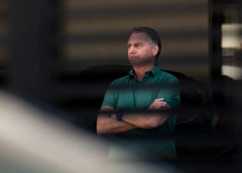 Defesa pede a Moraes que Bolsonaro cumpra pena em prisão domiciliar
