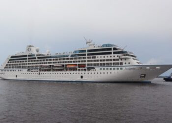 Temporada de Cruzeiros: Navio Insignia atraca no Porto de Manaus com mais de 980 turistas