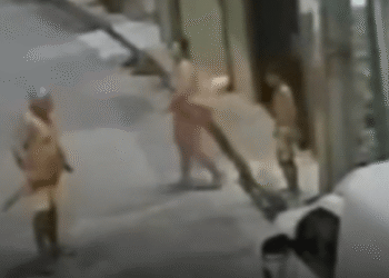 Homem ameaça crianças com pedras e terçado após se irritar com barulho em Manaus