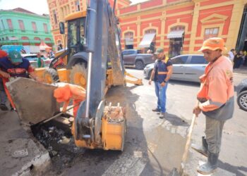 Prefeitura de Manaus realiza manutenção no entorno do mercado municipal Adolpho Lisboa