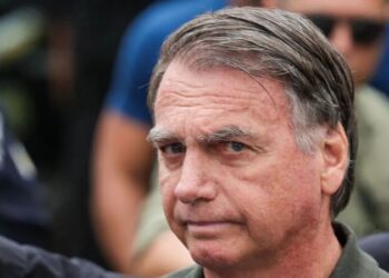 Defesa de Bolsonaro nega uso de celular em visita de Nikolas Ferreira