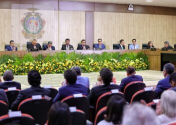 Presidente do TCE-AM compõe mesa de honra na cerimônia da Medalha da Ordem do Mérito Judiciário do TJAM