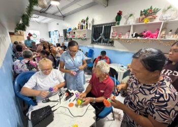 Prefeitura de Manaus e Icdlam promovem oficina de artesanato para idosos no Jorge Teixeira