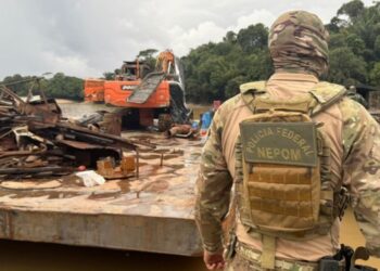PF encontra estaleiros clandestinos e apreende dragas do garimpo ilegal em Manaus