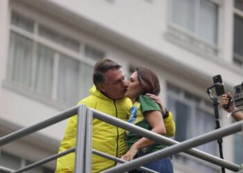 Moraes autoriza visitas “permanentes” de Michelle a Bolsonaro. Entenda