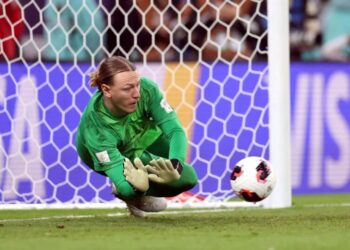 Herói do PSG, goleiro Safonov fraturou a mão contra o Flamengo