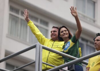 Michelle anuncia que nova cirurgia em Bolsonaro foi concluída: “Graças a Deus”