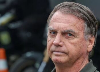 Bolsonaro passa por novo procedimento para conter soluços