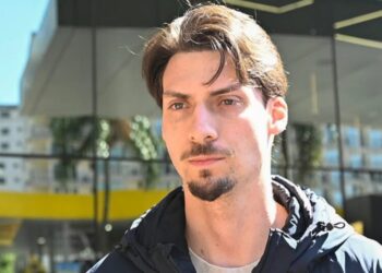 Jair Renan visita Bolsonaro e diz que ex-presidente “não está bem”