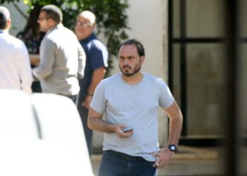 Carlos diz que Bolsonaro passou madrugada com “pressão altíssima”