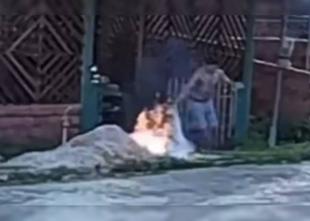 Pai ateia fogo na esposa e filha após ataque por ciúmes