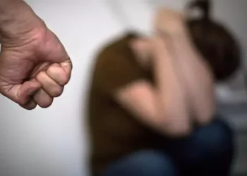 Homem agride companheira com socos, mordidas e puxões de cabelo em rua no AM