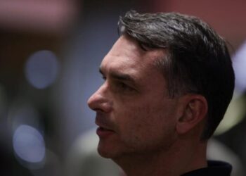Flávio Bolsonaro se manifesta sobre críticas de Zezé Di Camargo ao SBT
