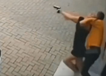 Mulher troca tiros com assaltantes ao reagir a roubo na porta de casa